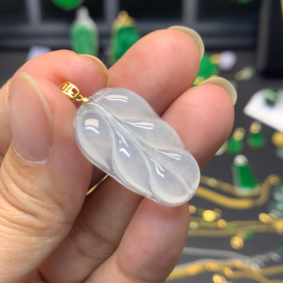 翡翠18K金镶嵌颈饰吊坠