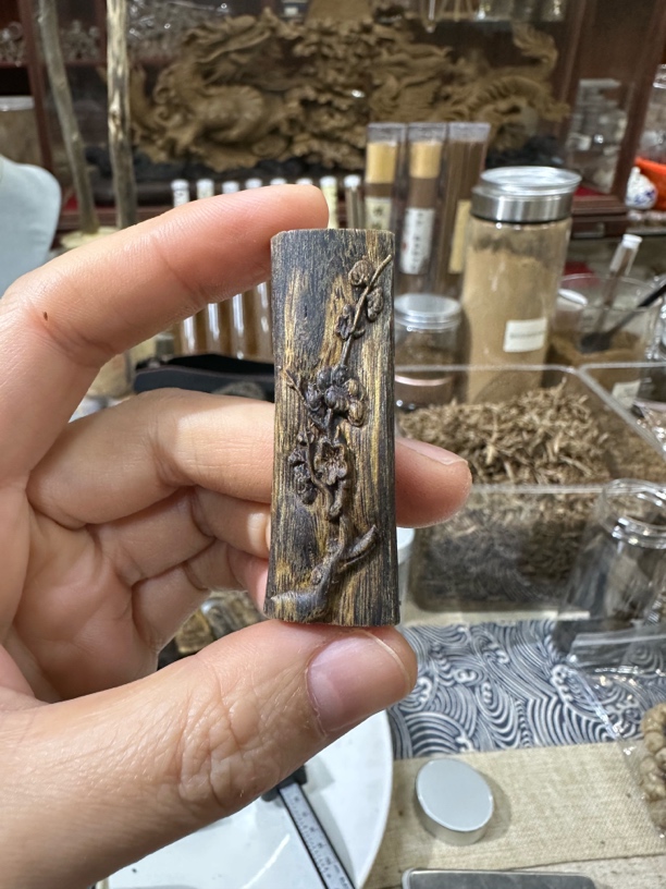 绿奇楠沉香树心油梅花吊坠5.3克（17.5mm✖️54mm✖️9mm）