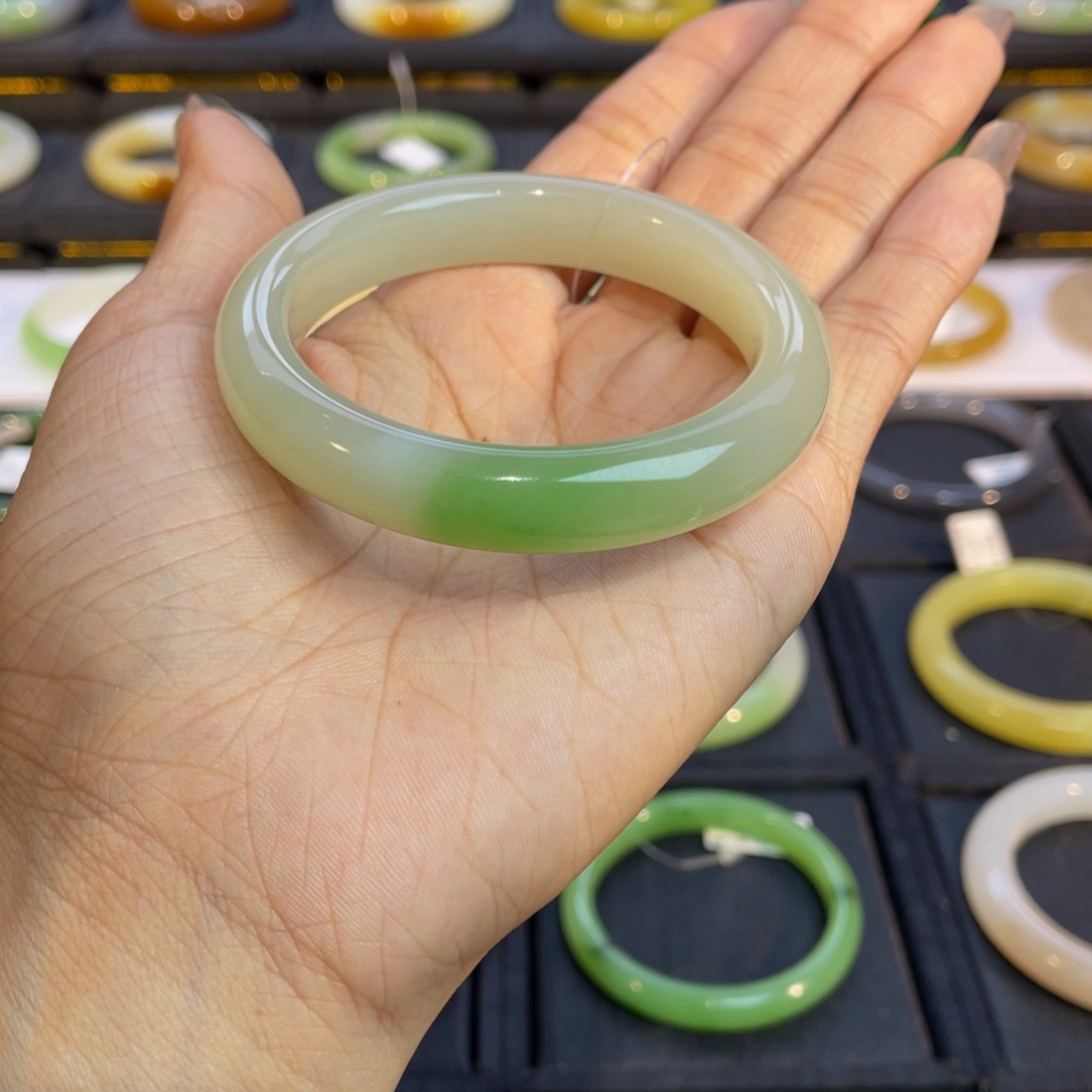 和田玉手镯未镶嵌豆*