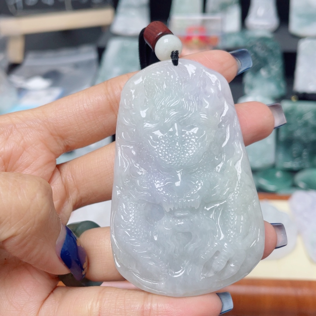 捣***乱翡翠未镶嵌颈饰龙牌