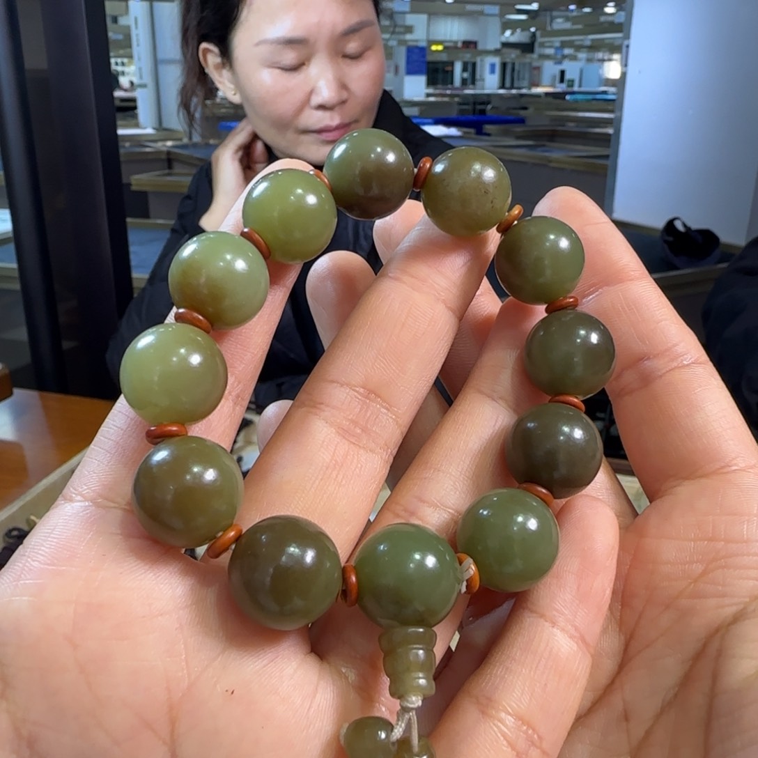 颈饰未镶嵌和田玉赵****?