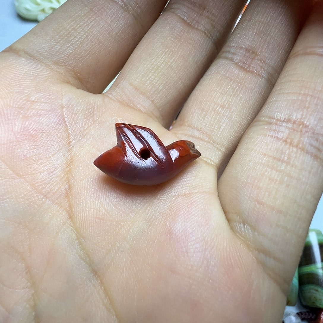 廖***烘玛瑙/玉髓未镶嵌颈饰