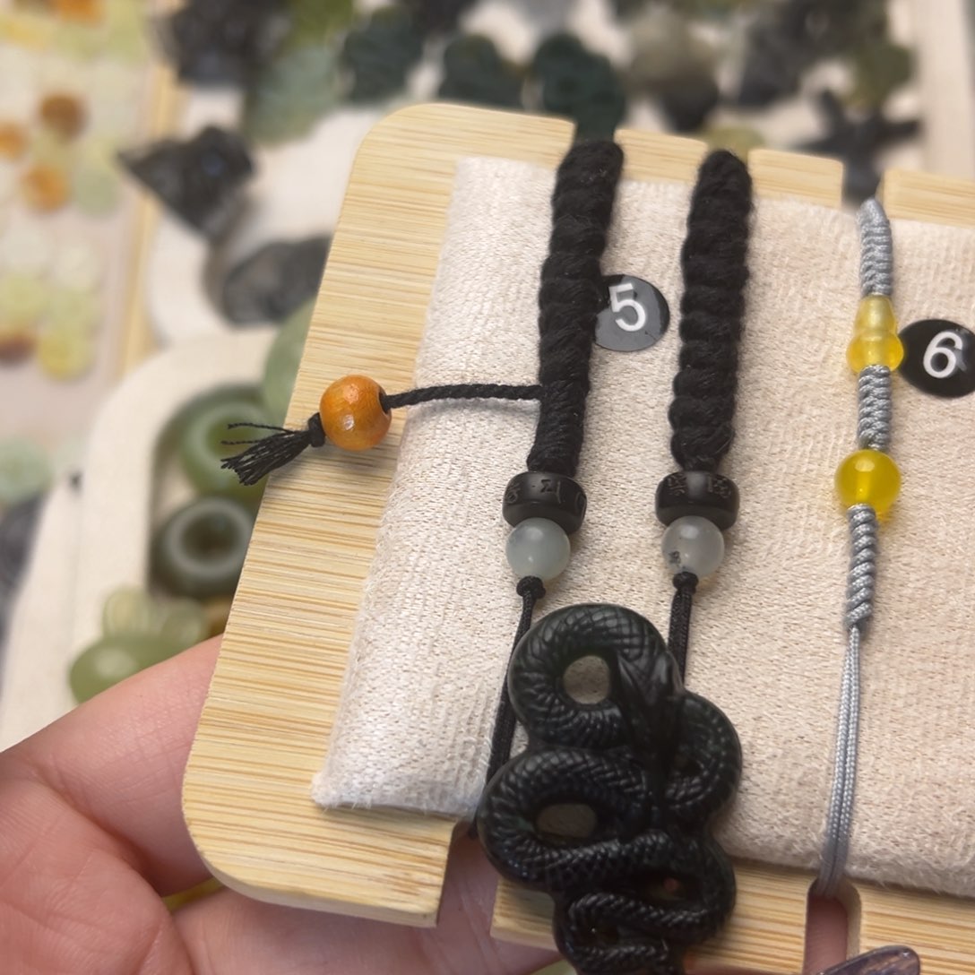 蛇纹石玉颈饰合金