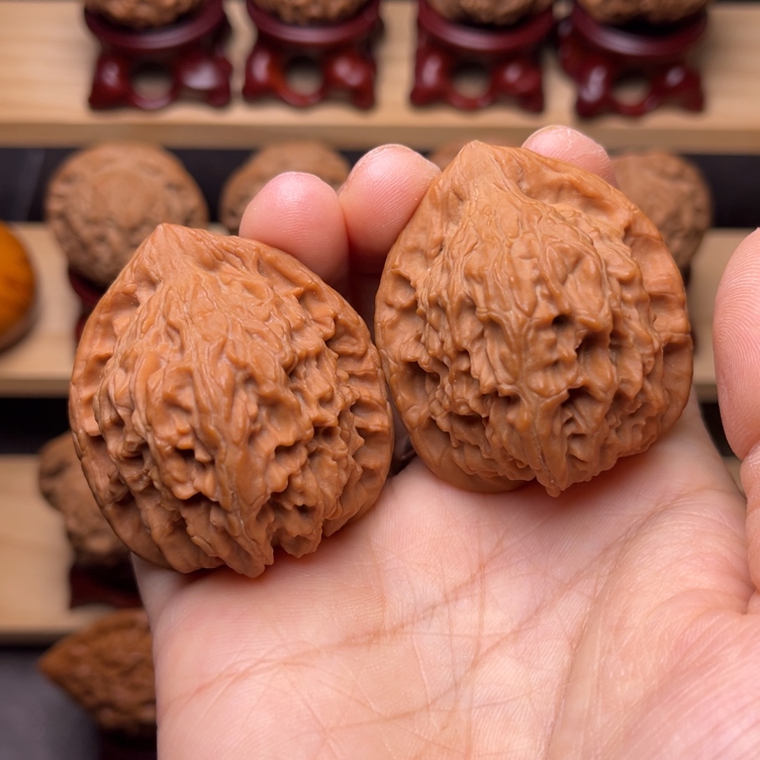 文玩核桃吊坠红狮子