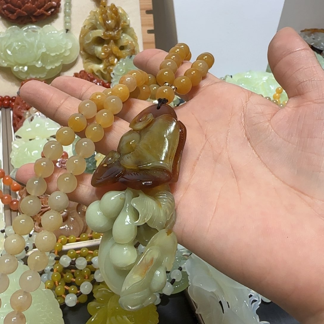 未镶嵌蛇纹石玉吊坠