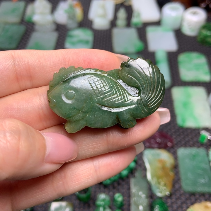 翡翠挂件未镶嵌……