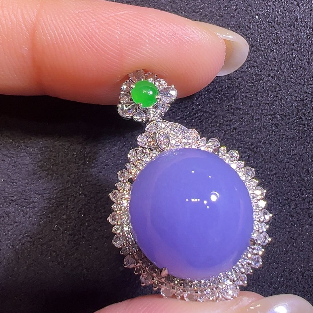 翡翠18K金镶嵌颈饰蛋面