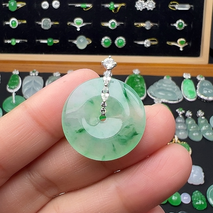 翡翠18K金镶嵌颈饰扣