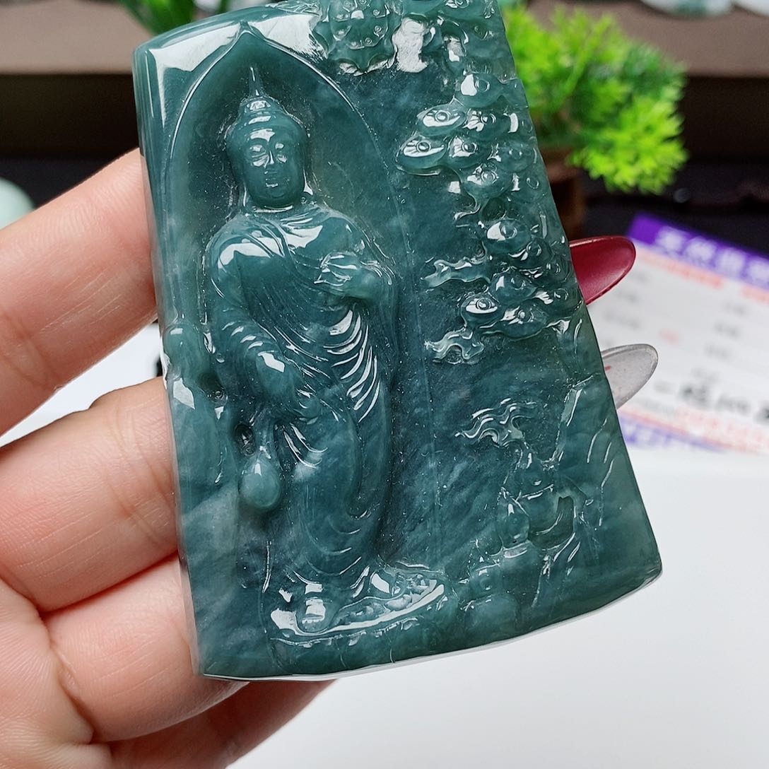 翡翠未镶嵌颈饰         