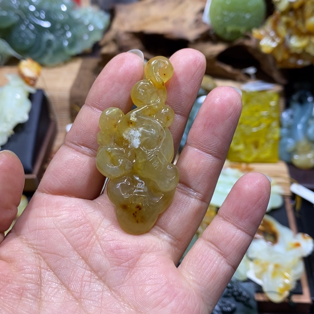 蛇纹石玉颈饰未镶嵌