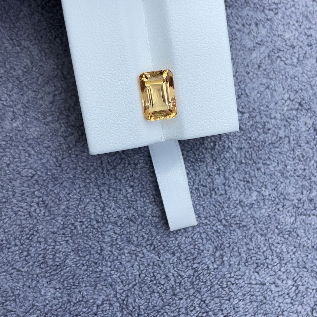 用***6托帕石裸石3.418Ct。  