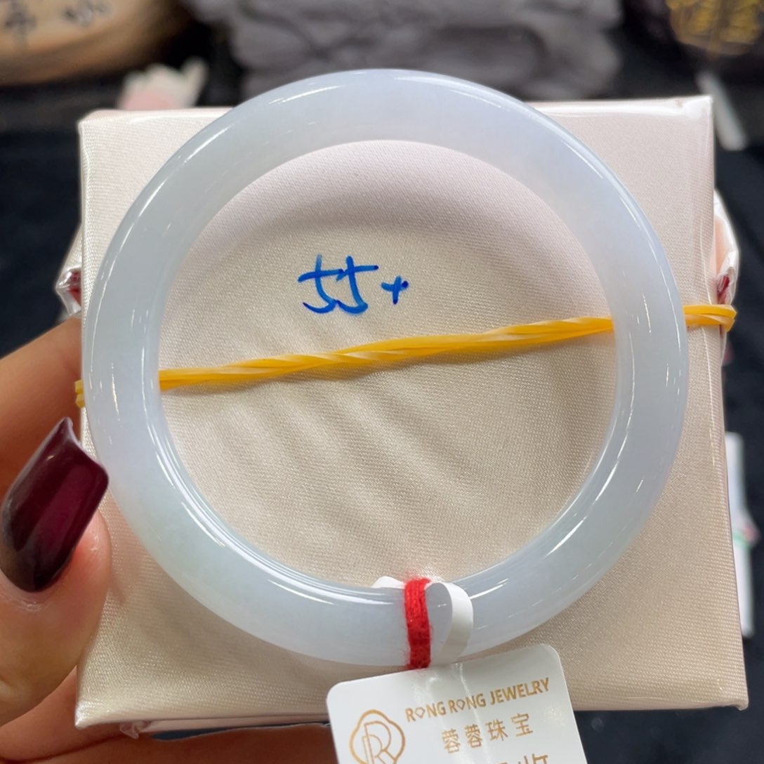 翡翠手镯未镶嵌翡翠手镯