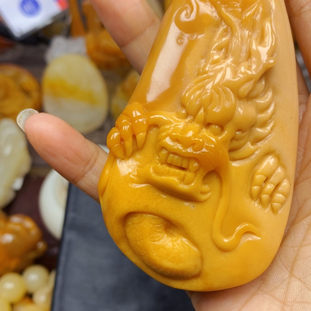 石英质玉（黄龙玉）颈饰未镶嵌