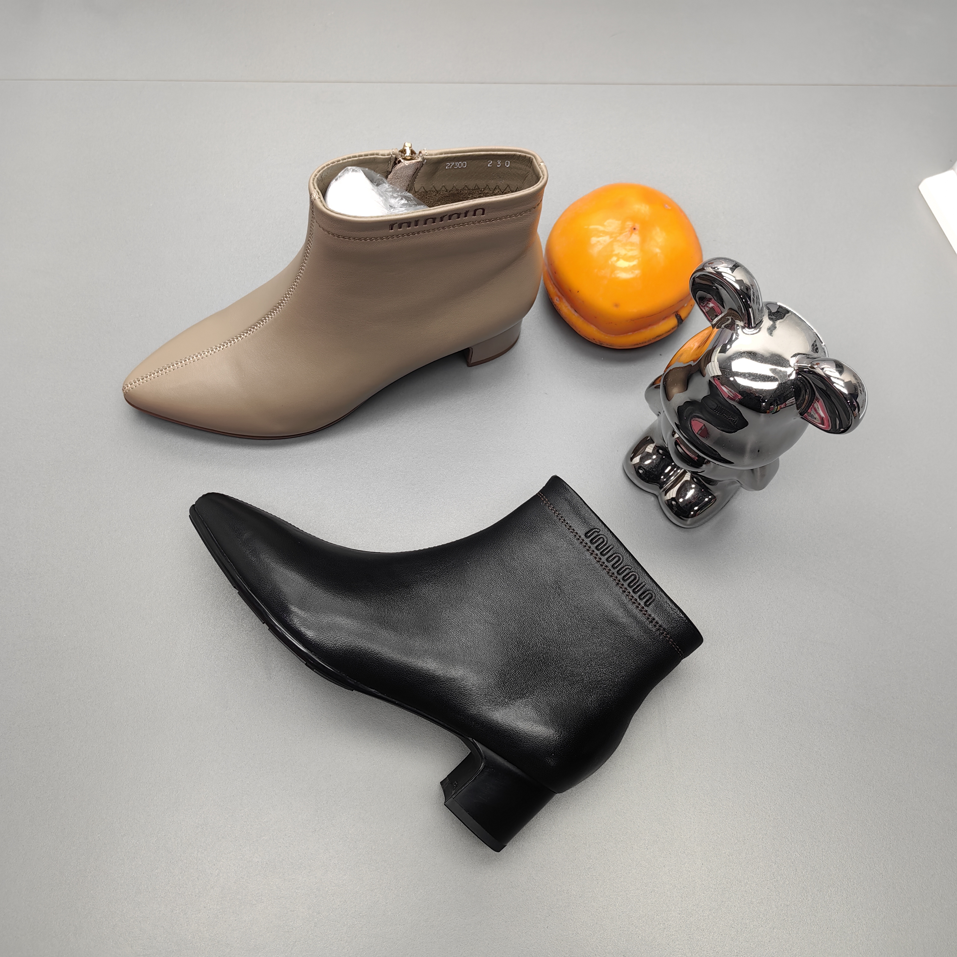 27300法式极简羊皮尖头粗跟软底短靴女秋冬百搭