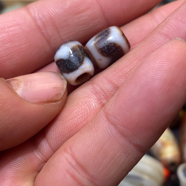 未镶嵌珠子的颜色是蓝色玛瑙/玉髓