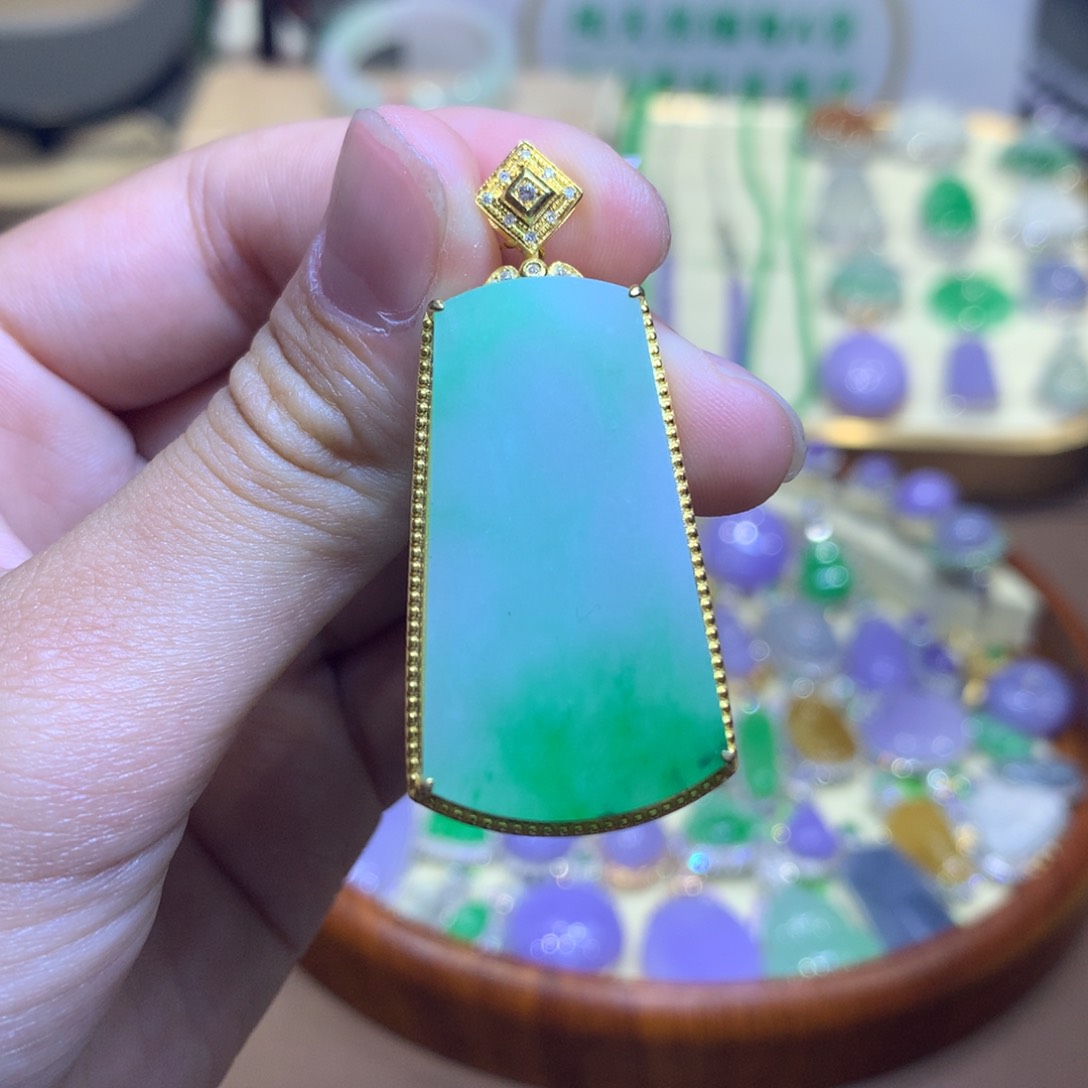 翡翠18K金镶嵌颈饰翡翠