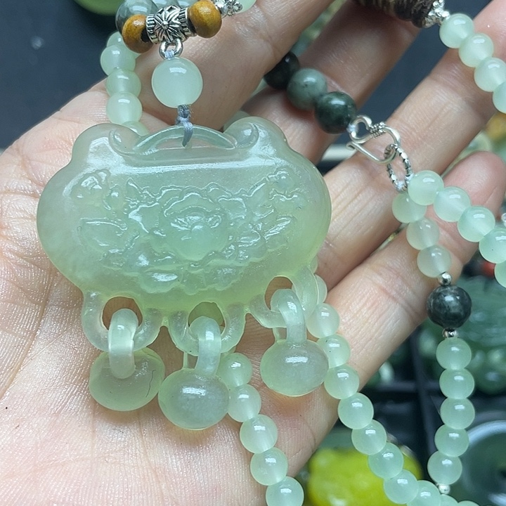 未镶嵌蛇纹石玉颈饰