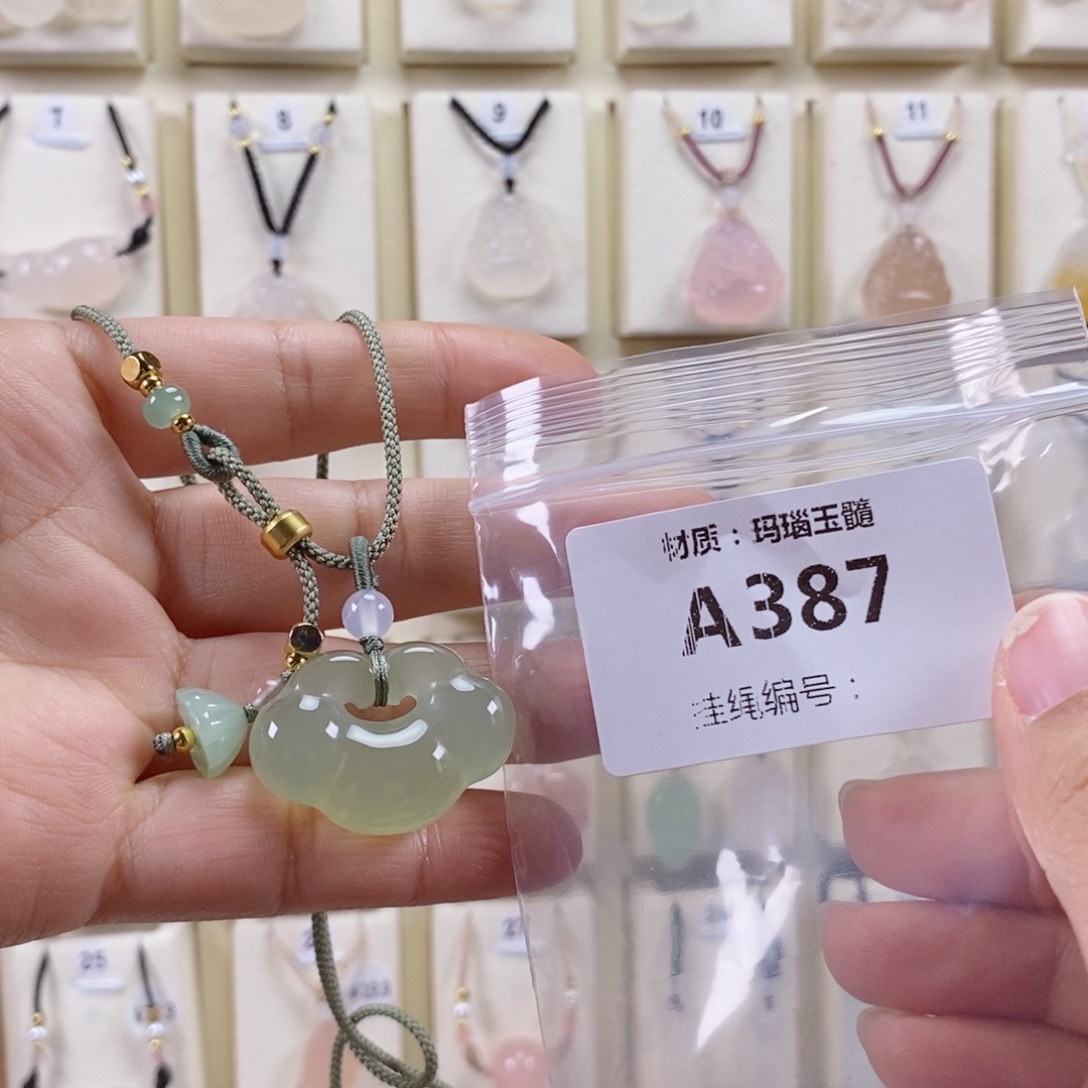 婷***}玛瑙/玉髓未镶嵌颈饰