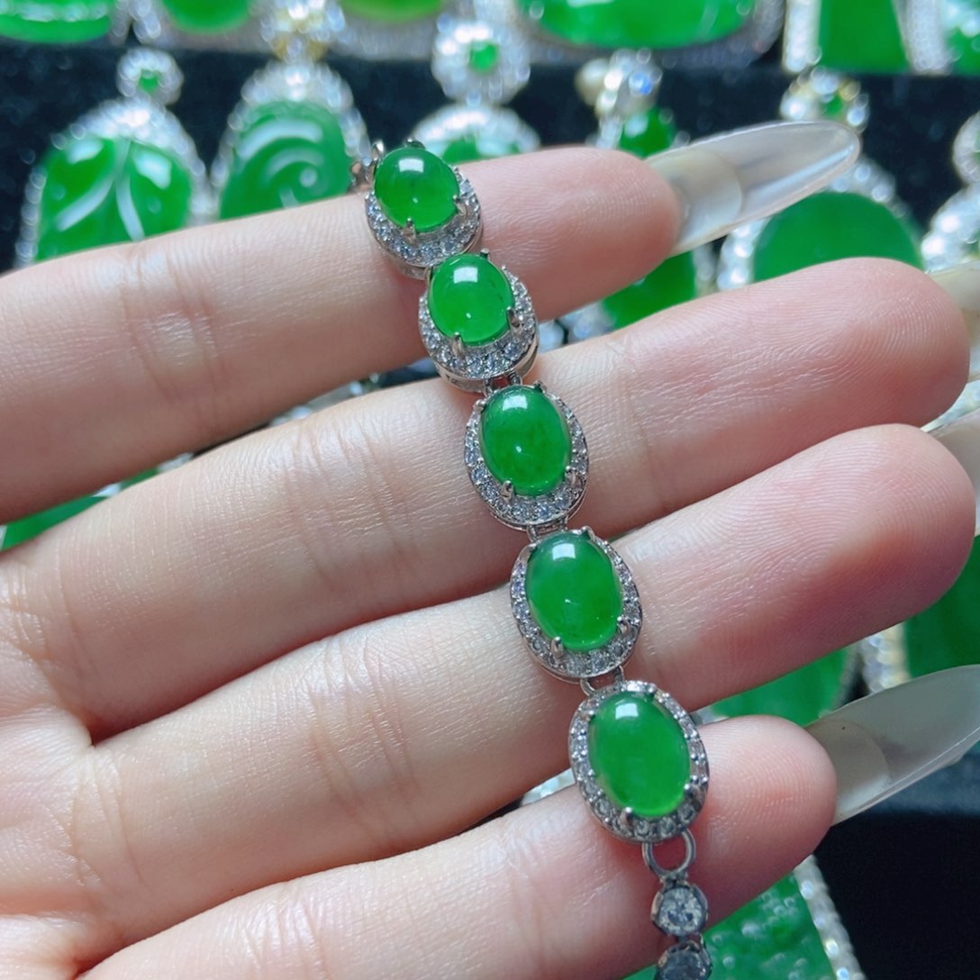 翡翠未镶嵌颈饰              