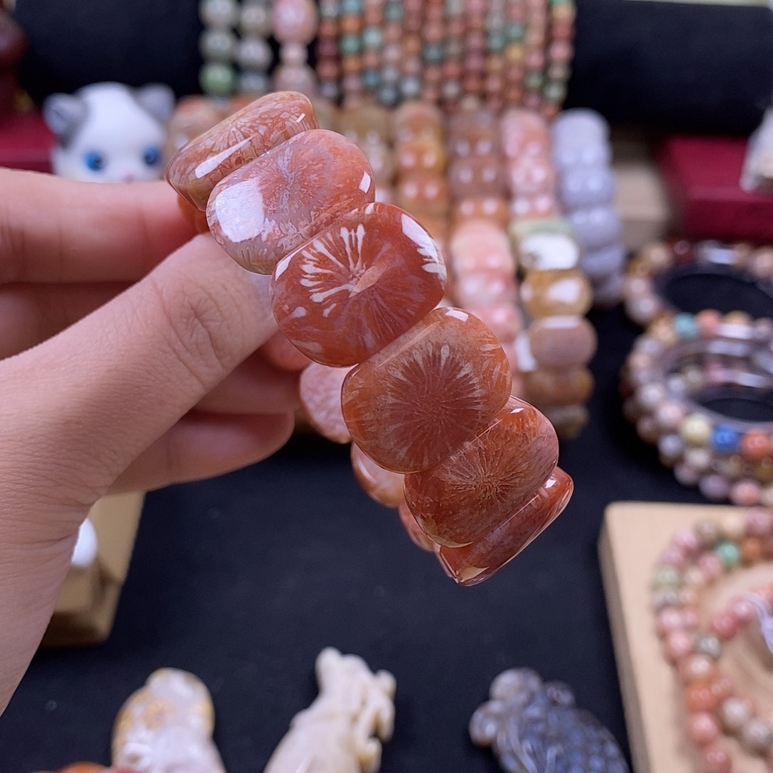诚***成未镶嵌手牌硅化珊瑚（珊瑚玉）