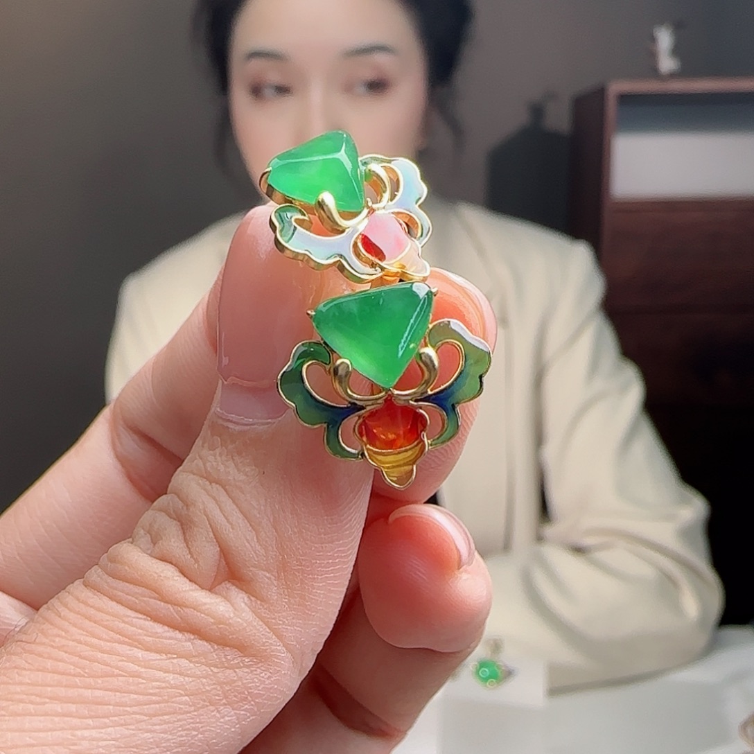翡翠18K金镶嵌耳饰冰阳绿珐琅彩工艺镶嵌耳饰