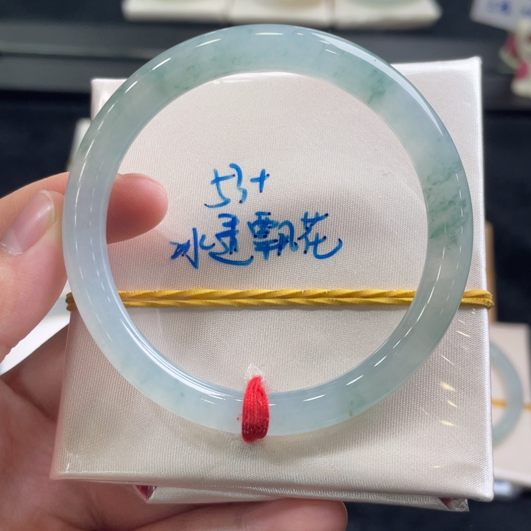 翡翠手镯未镶嵌翡翠手镯