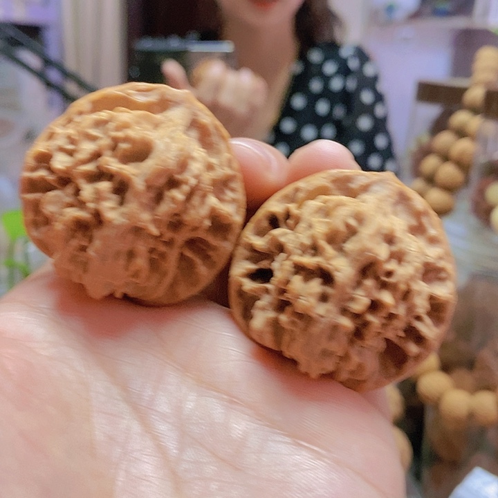 【闪购商品】文玩核桃把件40红皮乾隆纹