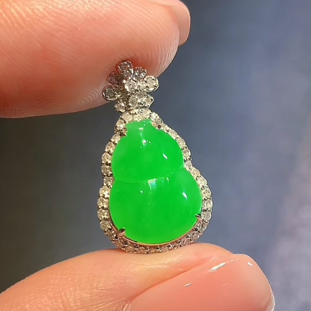 18k满绿葫芦，整尺寸21.7*12.4*8裸尺寸13*9.7*3.2