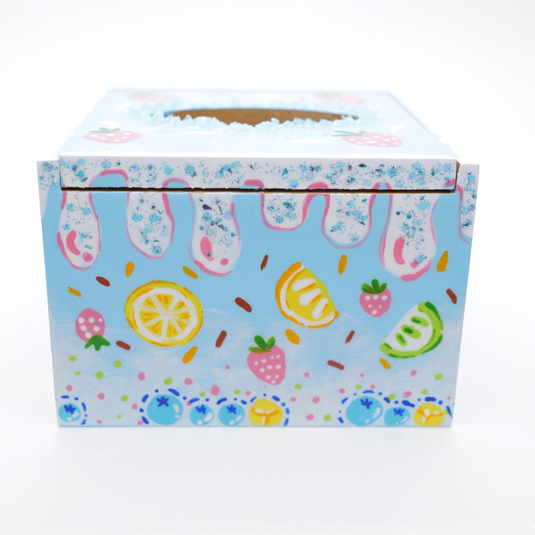 PM 王甜心工作室《纸巾盒》木质作品，仅一件（非王甜心本人绘画）