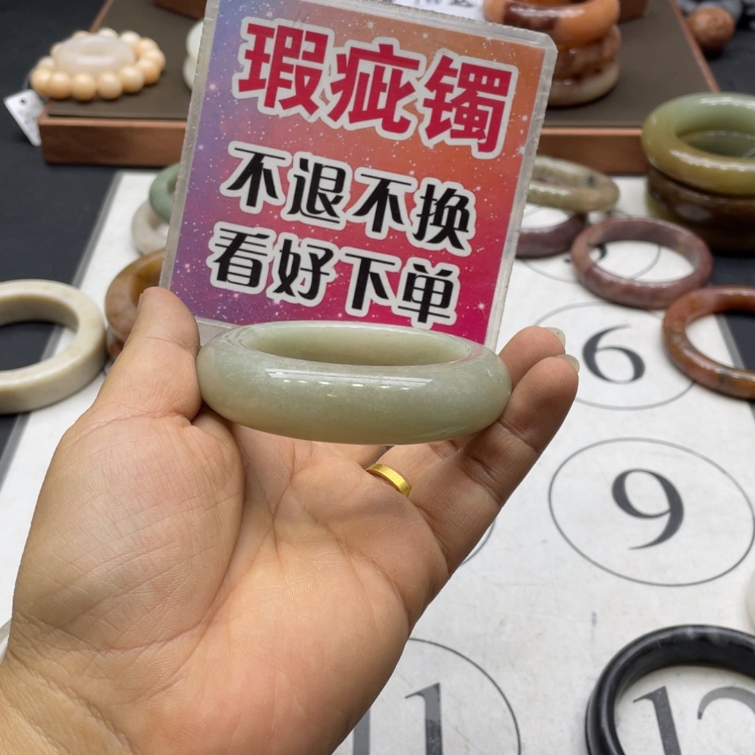 小****石英岩玉未镶嵌手镯