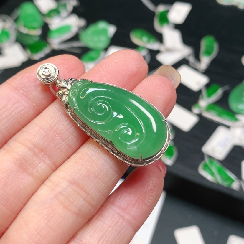 【闪购商品】翡翠吊坠(赠链)18K金镶嵌