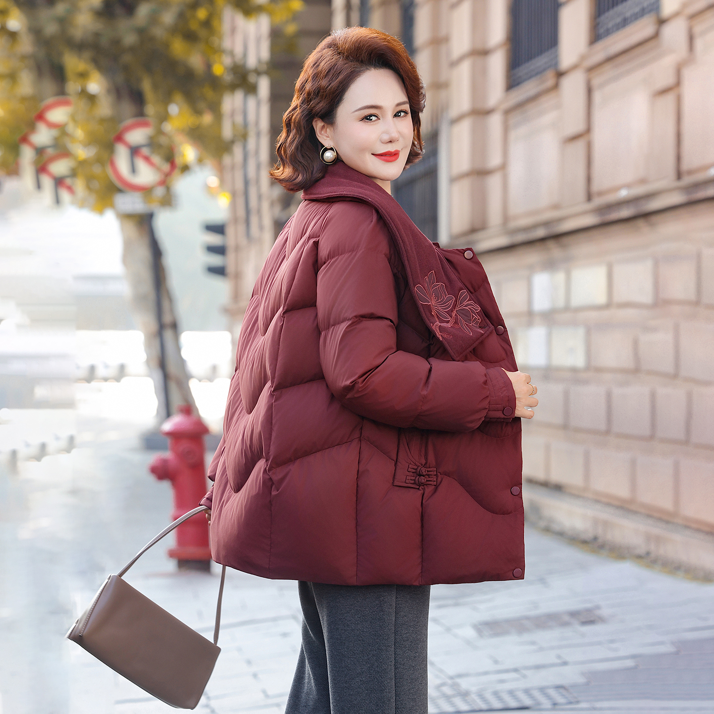 2025冬季新款修身中老年时尚保暖防风防寒加厚妈妈装