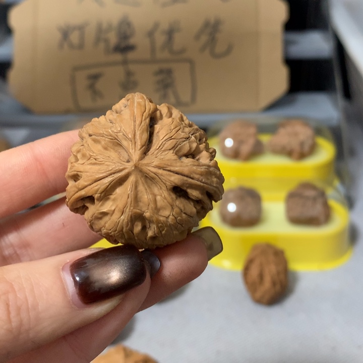 合***实吊坠文玩核桃异形单只，有瑕疵