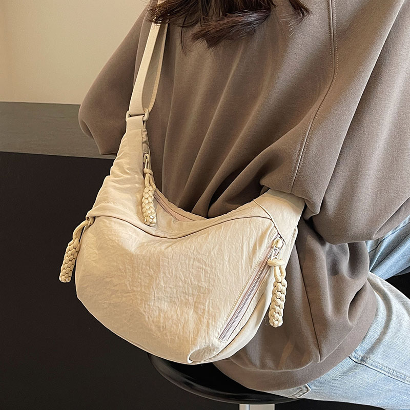 韩版简约牛津布时尚百搭饺子包女斜挎单肩轻便通勤休闲学生包包