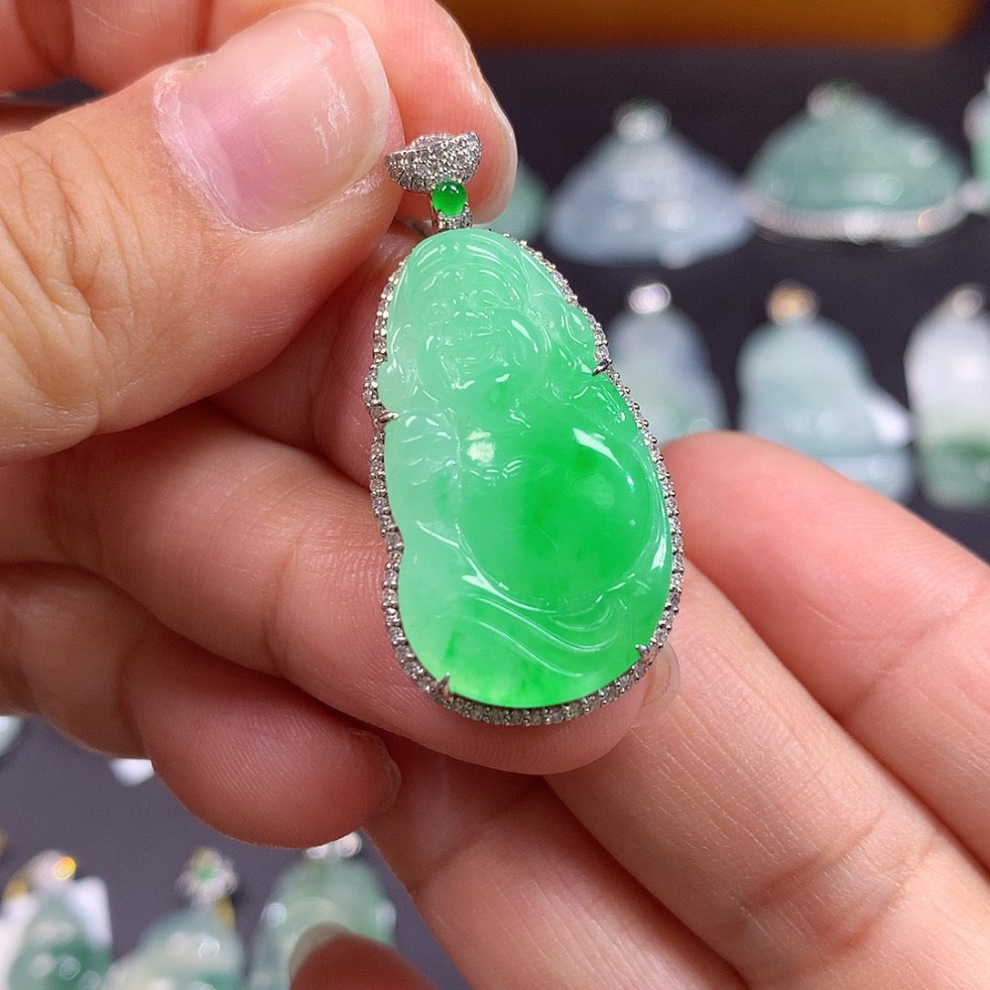 温***虎翡翠18K金镶嵌颈饰