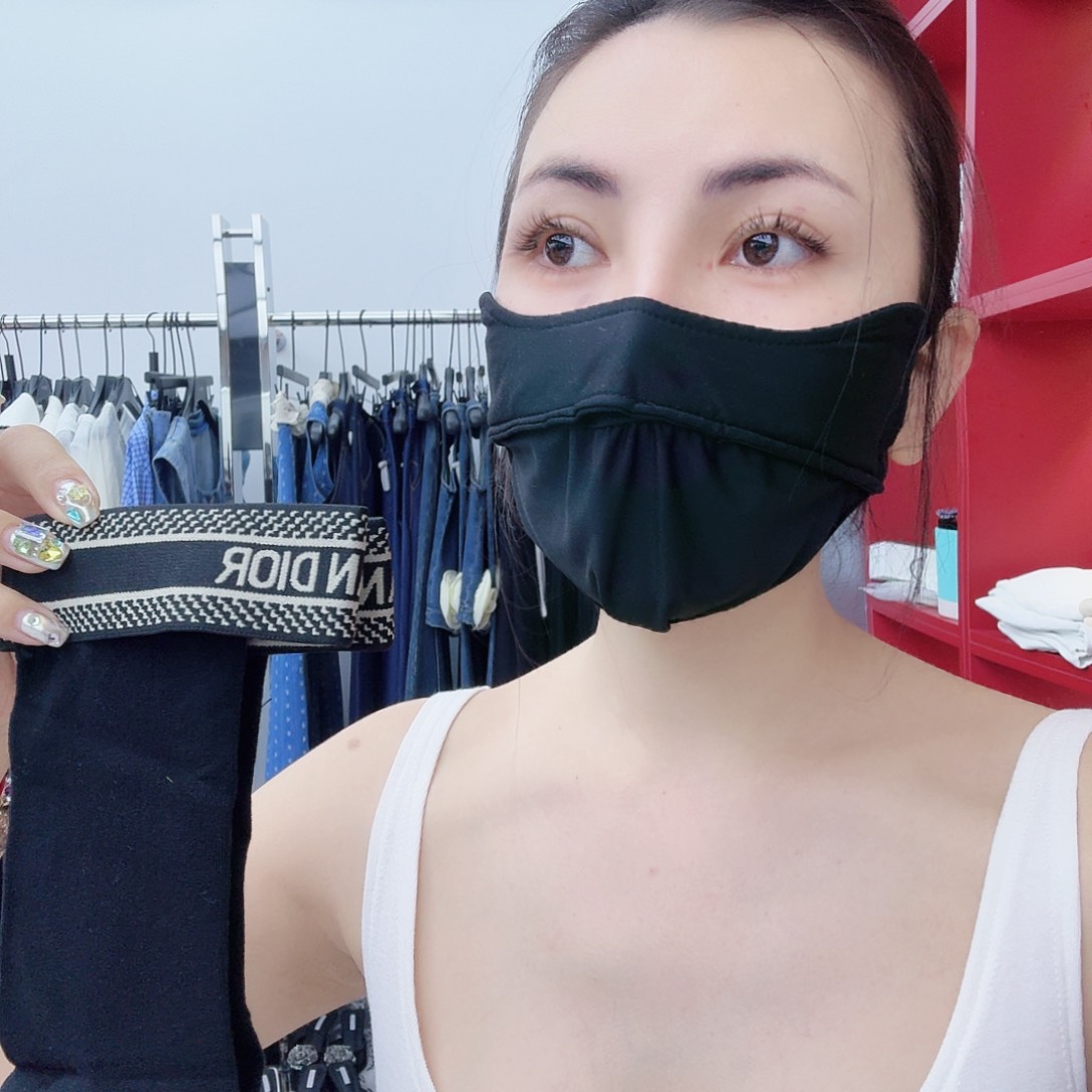 莱塞尔独家定制白色上衣，黑色两双