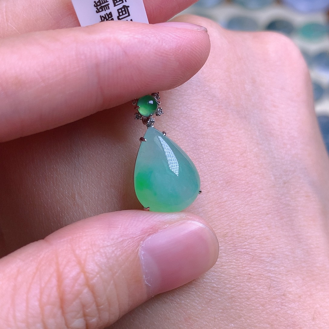 翡翠18K金镶嵌颈饰吨**?翡翠