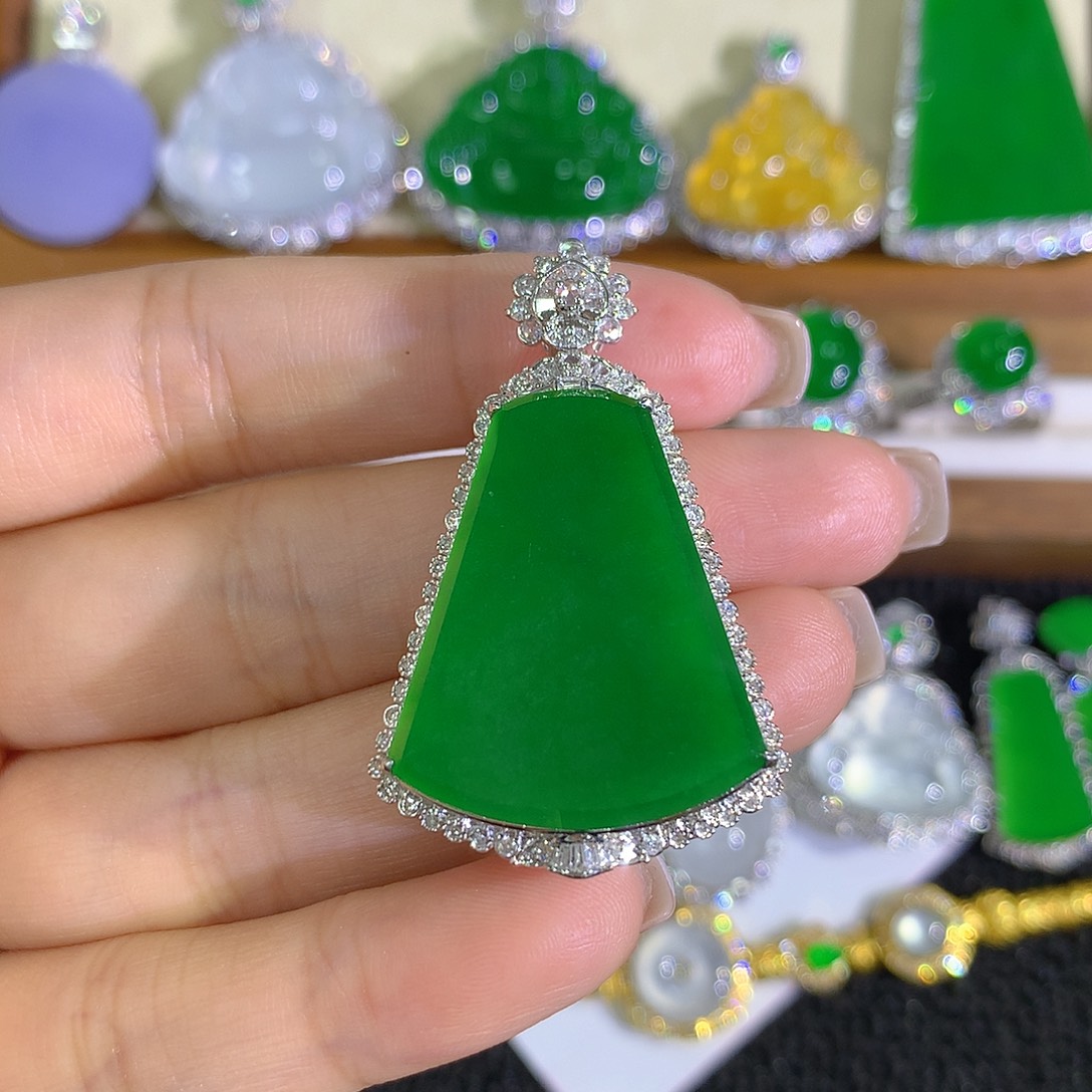 翡翠18K金镶嵌颈饰无事牌