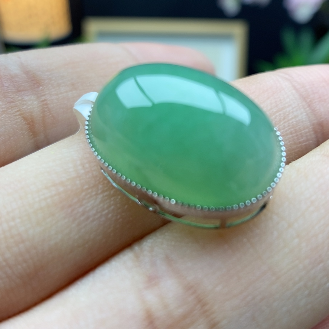 翡翠18K金镶嵌颈饰吊坠