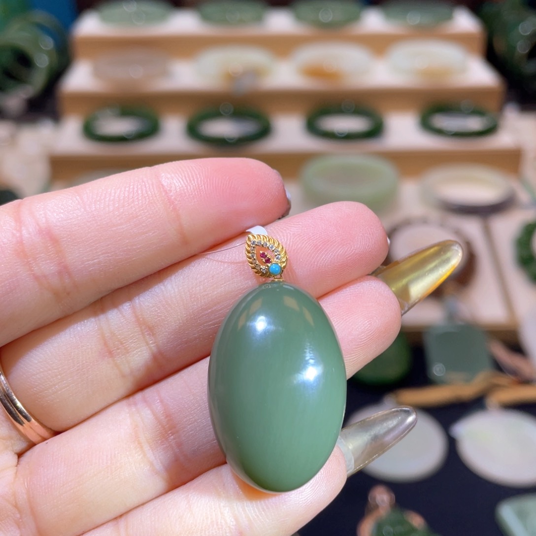 和田玉高品18Ｋ沙枣青18K金镶嵌