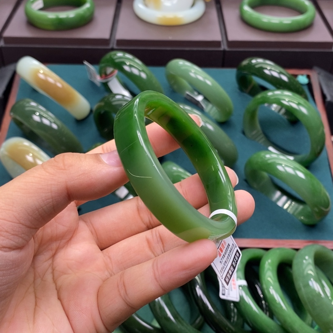 和田玉（碧玉）未镶嵌手镯