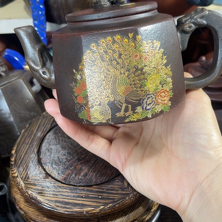 茶壶紫砂原矿泥料手工制作的一把紫砂壶。
