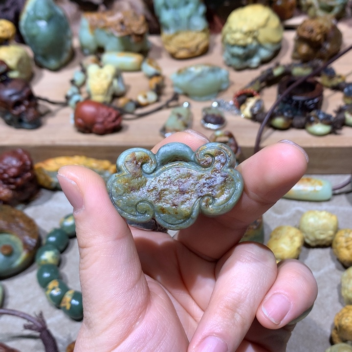未镶嵌岫岩河磨玉（透闪石质玉）把件✎****金