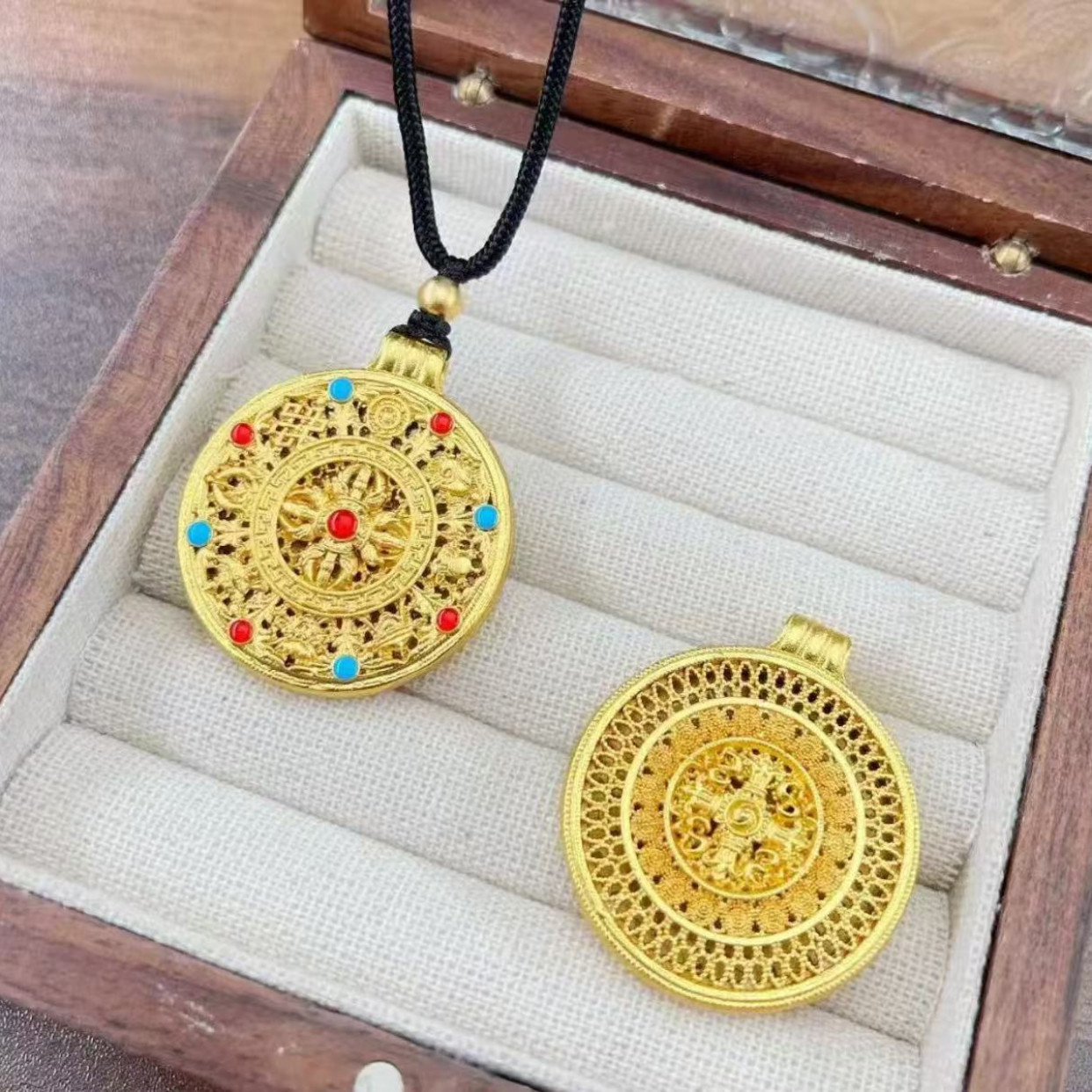 18K 金镶嵌珐琅彩十字架罗盘赠黑绳b19