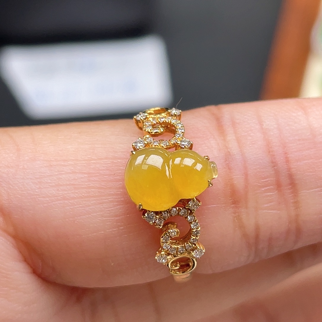 翡翠18K金镶嵌戒指冰黄翡葫芦