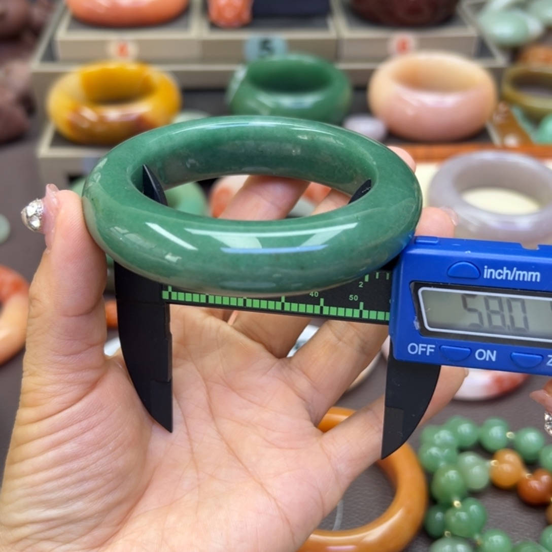 未镶嵌手镯石英岩玉