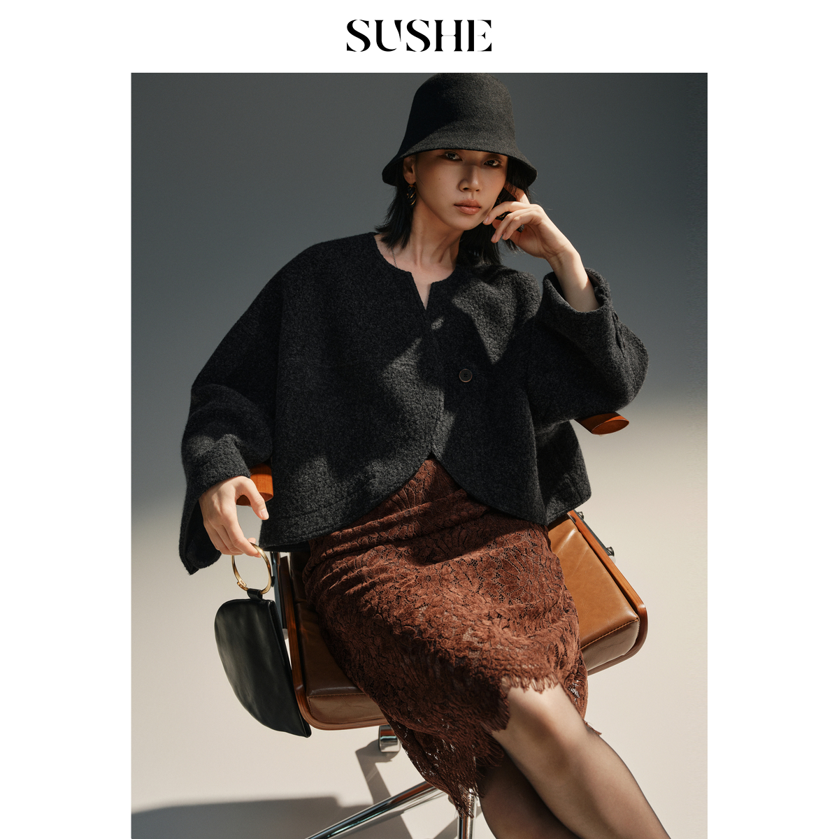 束皙SUSHE 风颂 建筑美学 羊毛圈圈毛呢弧形解构交领拼皮短款外套