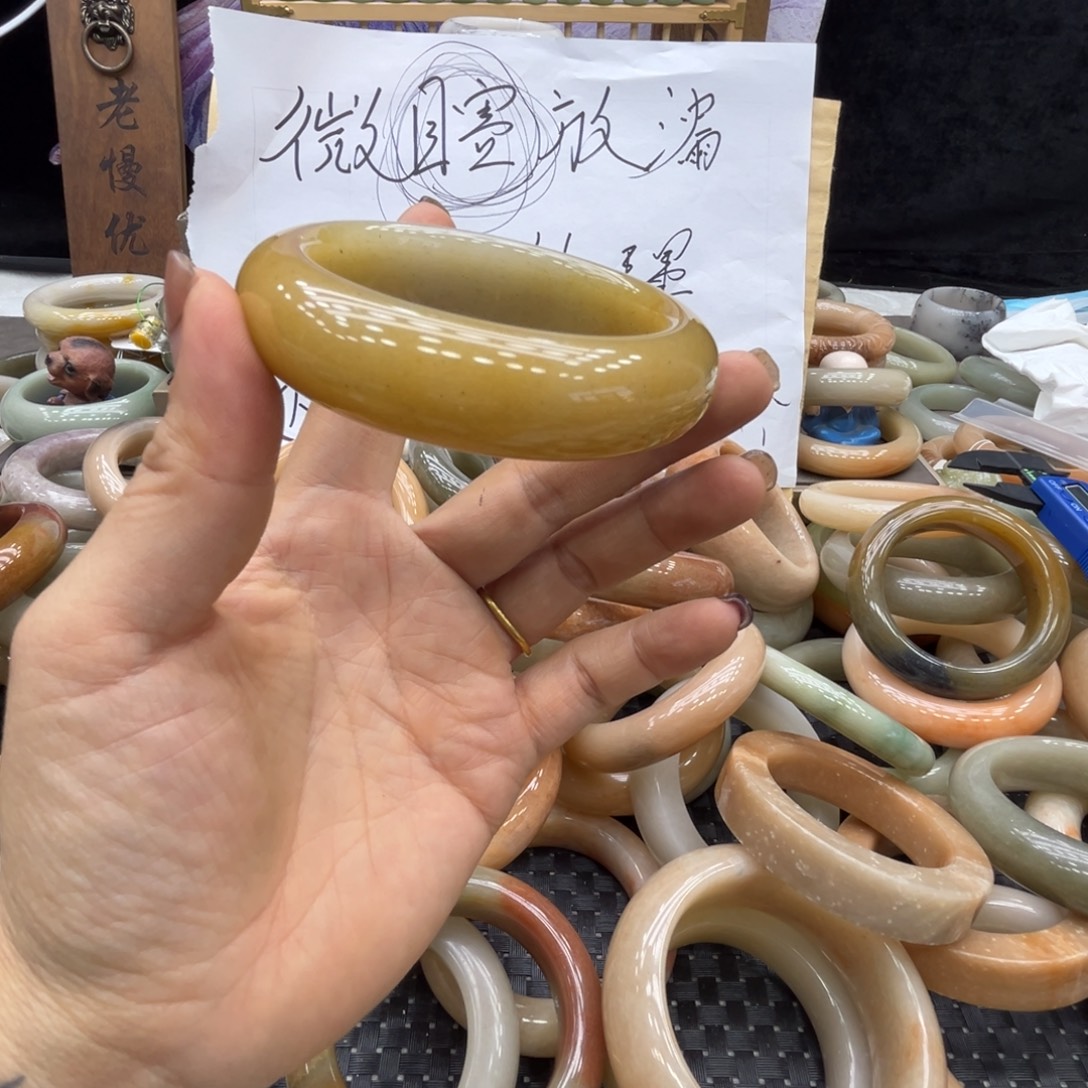 V***a石英质玉未镶嵌手镯