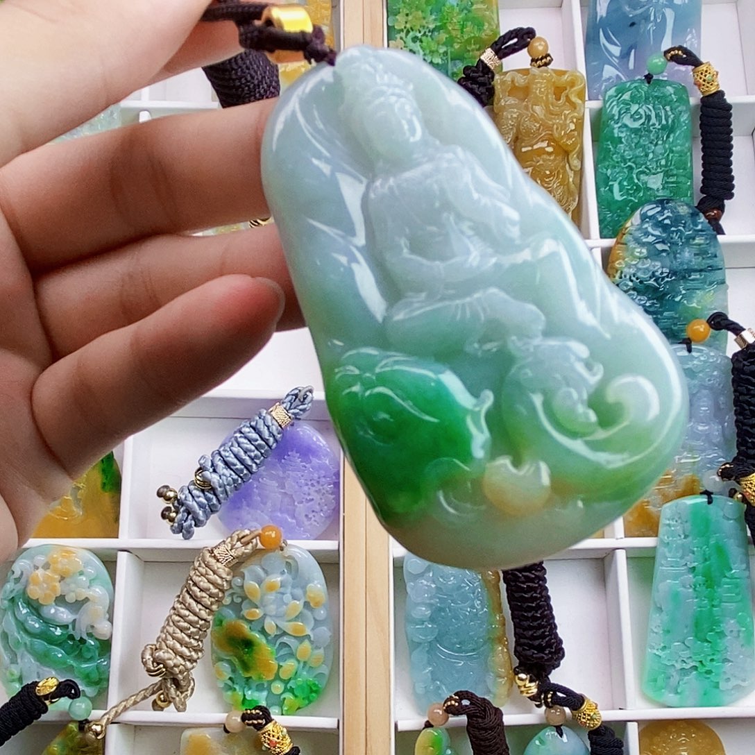 （***星翡翠未镶嵌颈饰翡翠