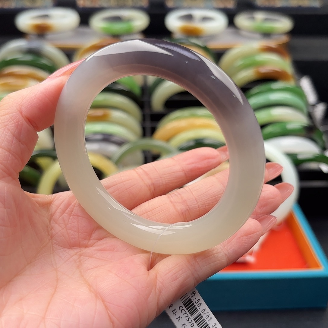 和田玉未镶嵌手镯白底一口紫圆条56.6